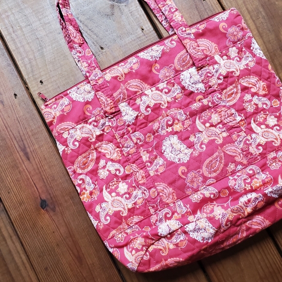 New Arrow Trading soft red paisley quilted large zip tote bag - Picture 5 of 6